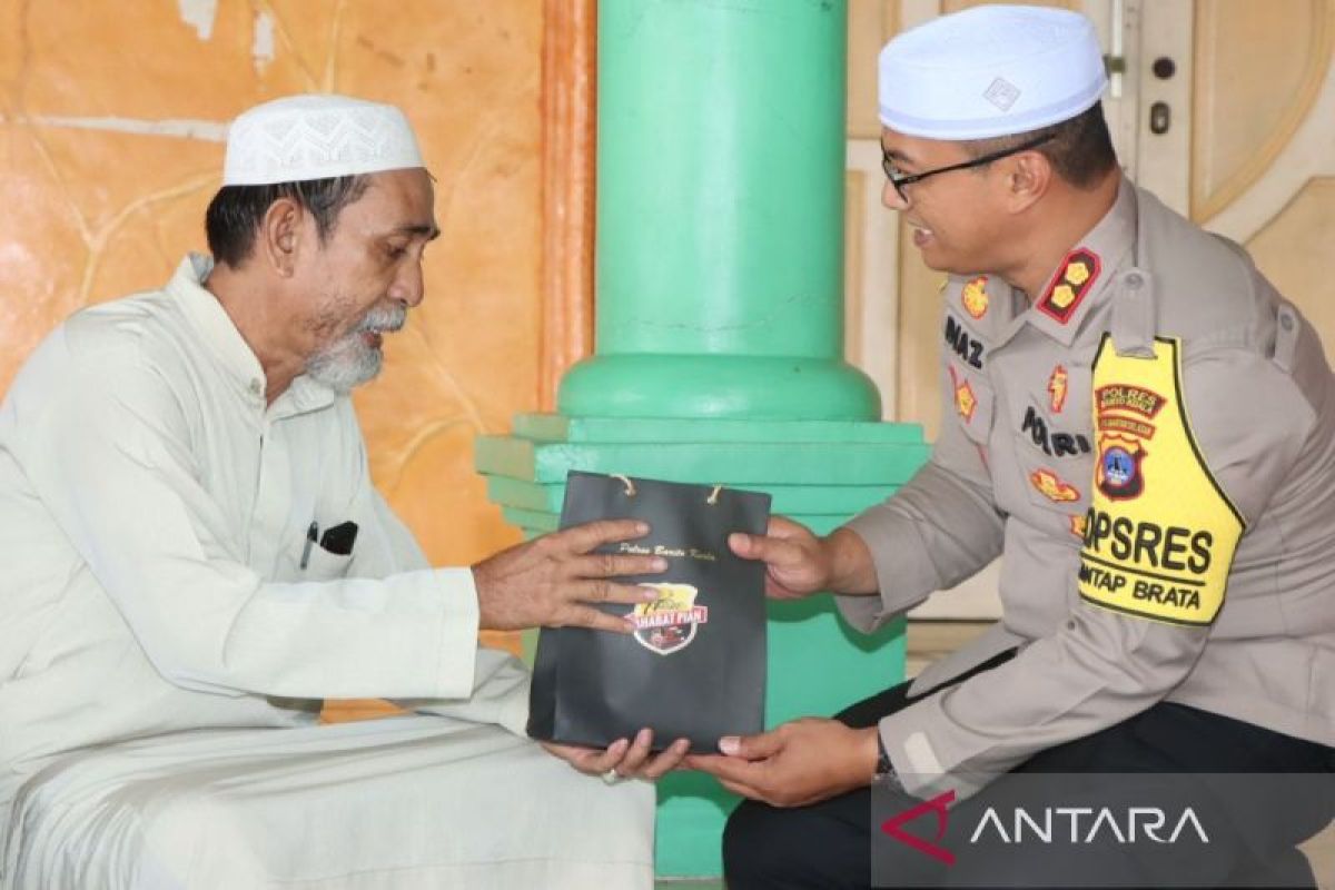 Personel Polres Batola urunan bantu pembangunan Masjid Jami Al-Mushallun