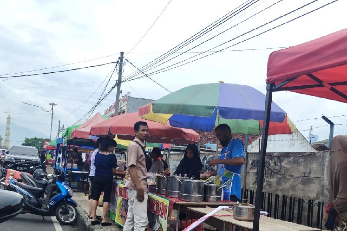 Pasar Takjil Bandarlampung diminati warga berburu makanan berbuka puasa