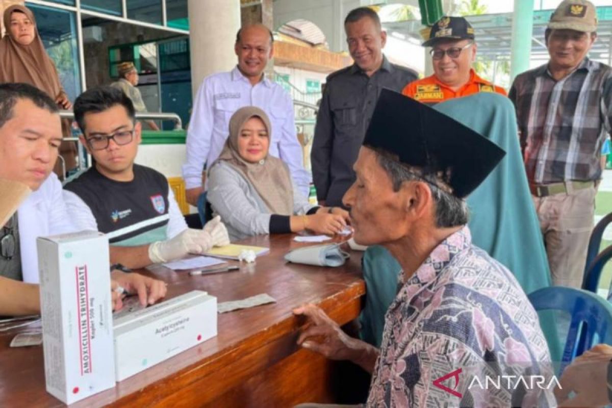 Bupati Pesisir Selatan minta Nakes cek kondisi warga ke tenda pengungsian