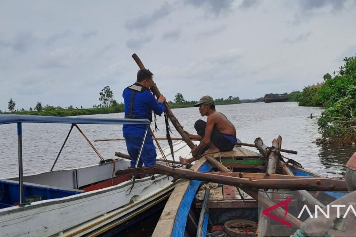 Polairud bersihkan perairan sungai antisipasi kecelakaan perahu