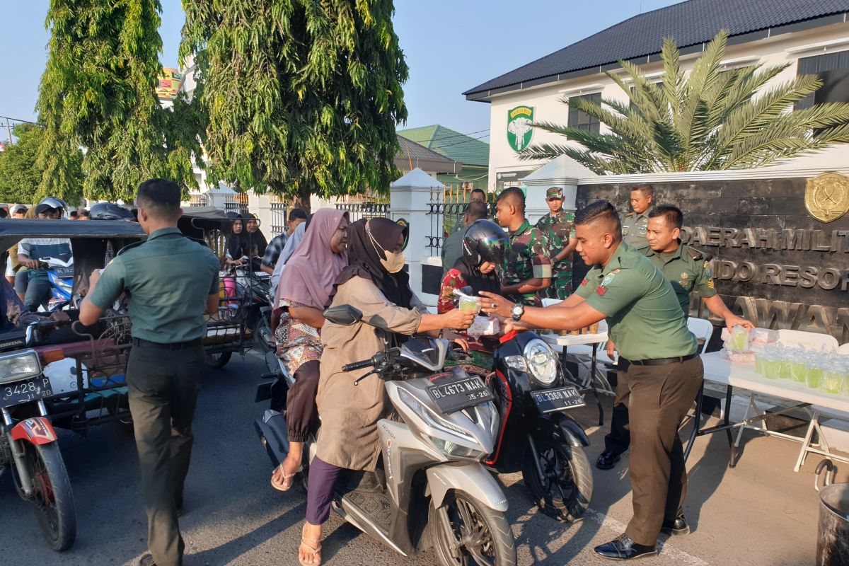 TNI Korem Lilawangsa bagikan takjil gratis bagi pengguna jalan di Lhokseumawe