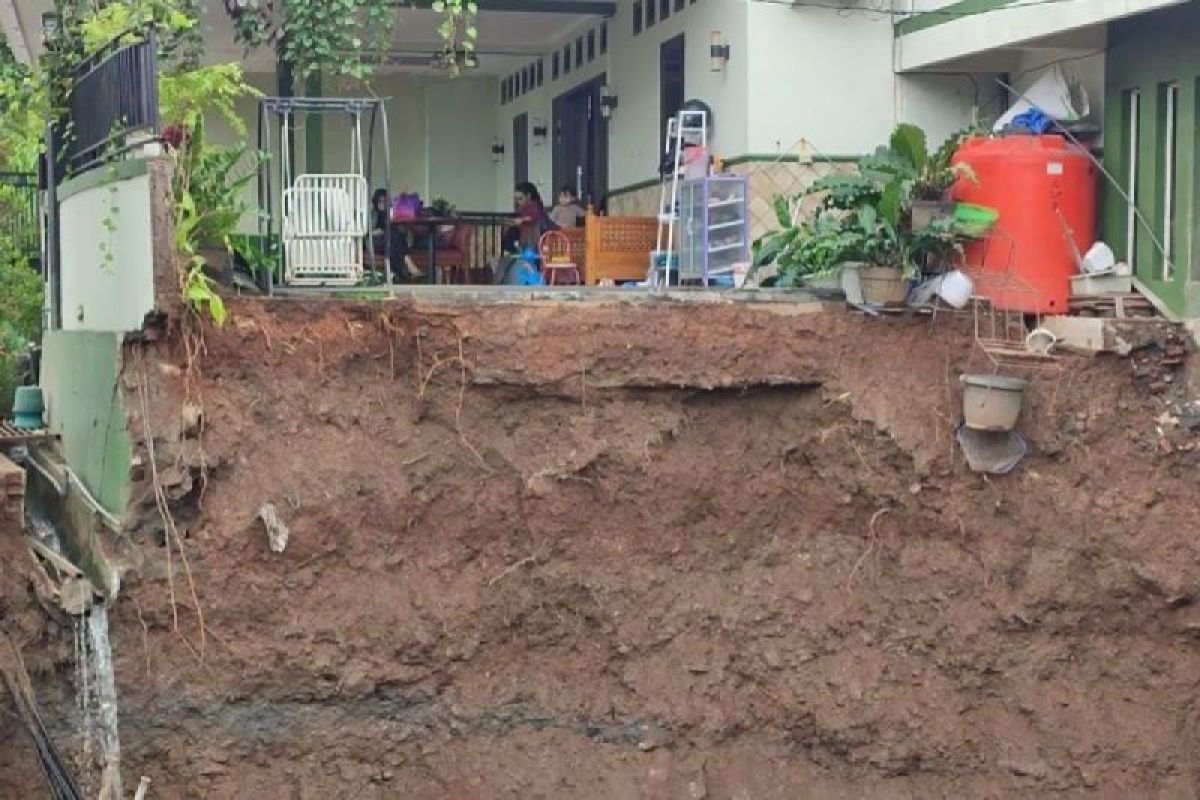 Hujan lebat akibatkan sebuah jalan ambles sedalam 12 meter di Semarang