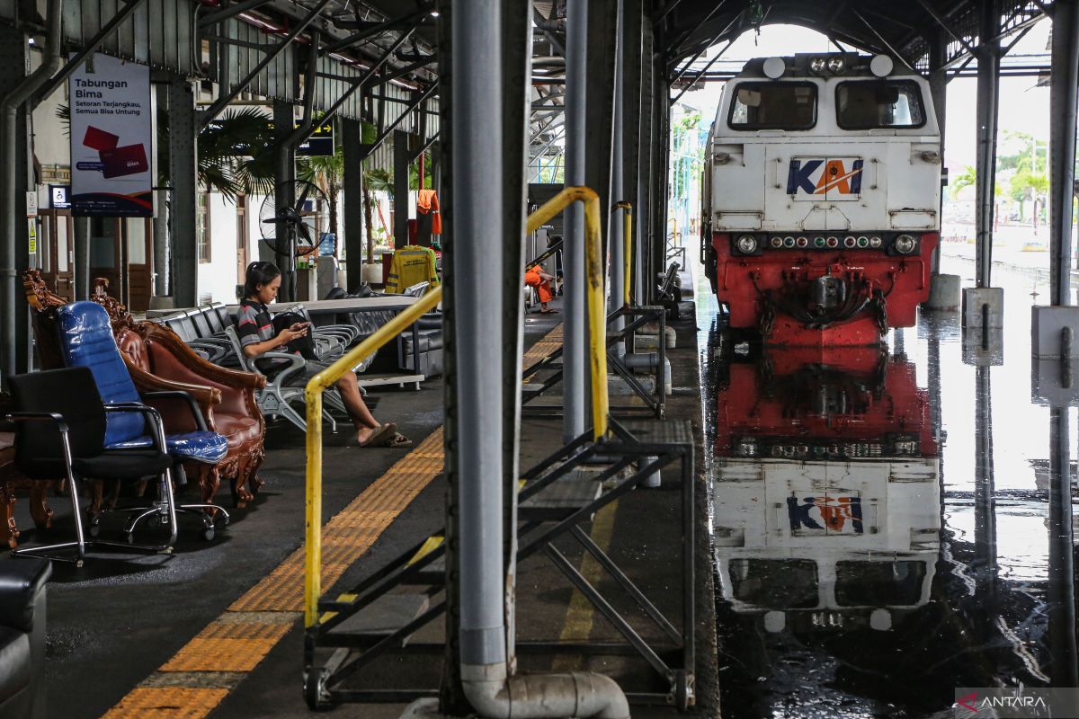 Imbas banjir, enam KA tujuan Surabaya masih alami keterlambatan