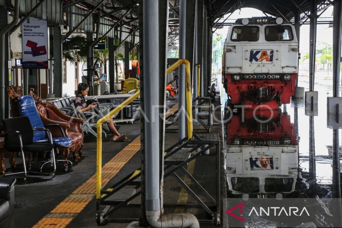 KAI sesuaikan pola operasi KA menuju Jakarta akibat banjir di Semarang