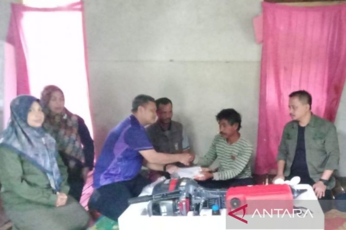 DPKHP Cianjur salurkan bantuan perahu untuk 40 nelayan