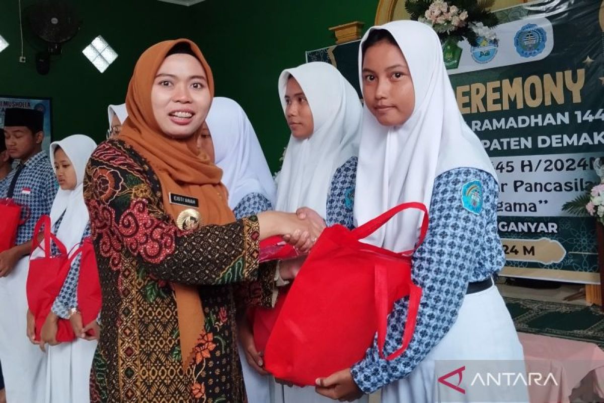 Pemkab Demak berikan peralatan sekolah untuk siswa terdampak banjir