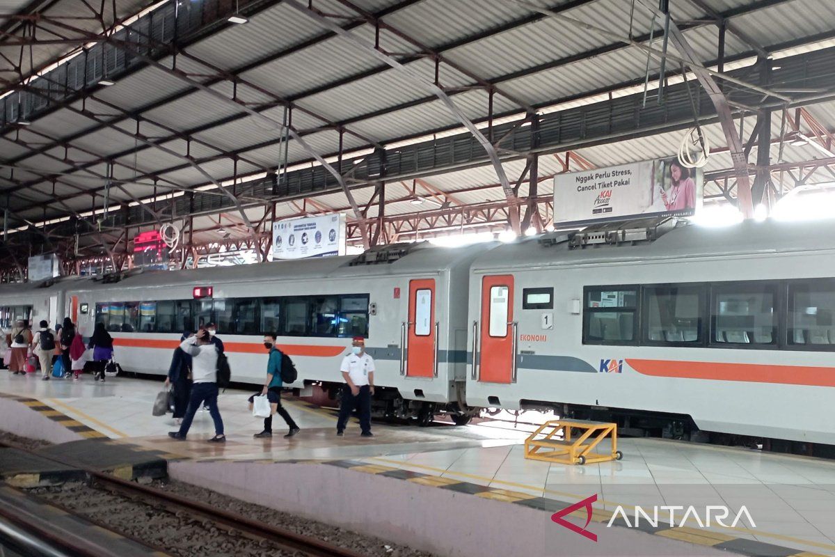 KAI: Perjalanan kereta memutar lewat selatan akibat banjir di Semarang