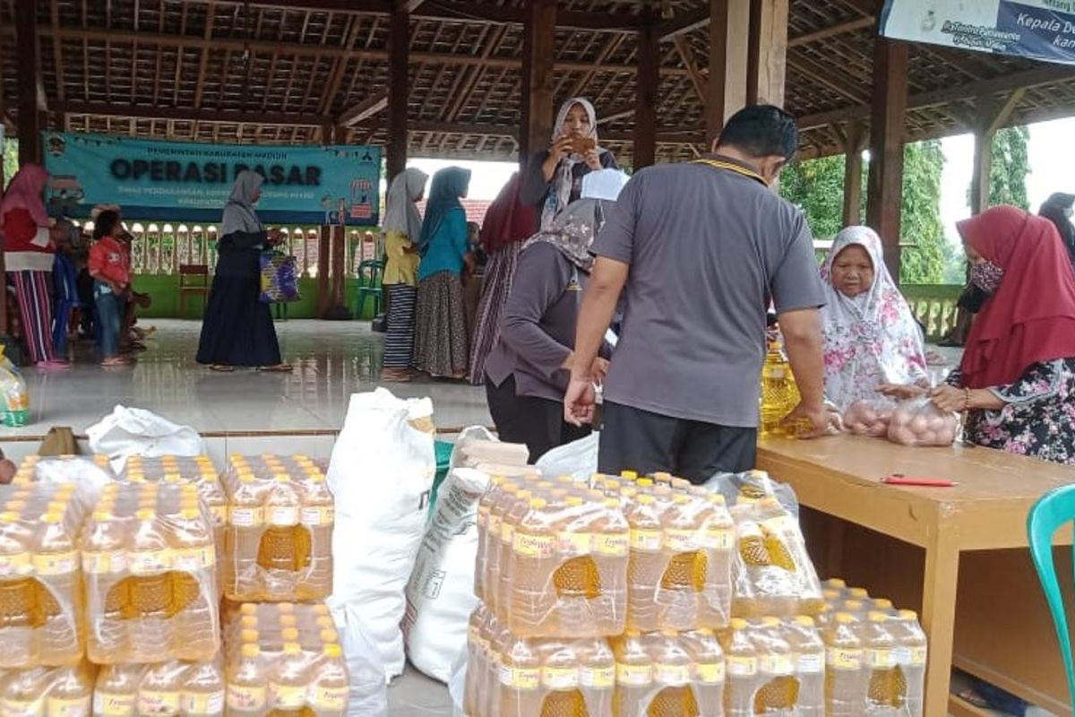 Pemkab Madiun gencarkan operasi pasar guna turunkan harga