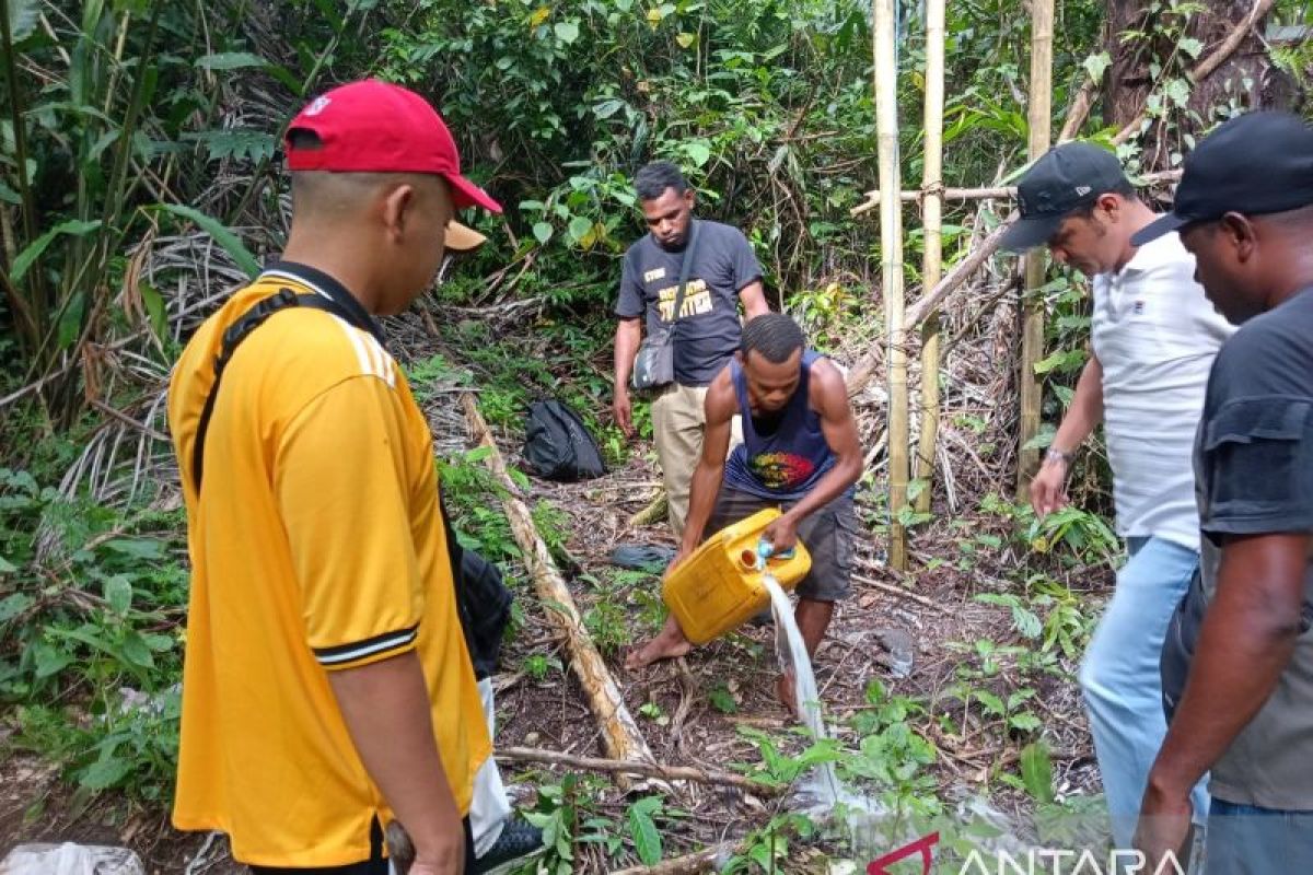 Polres Sorsel dan Papua gerebek tempat produksi miras lokal