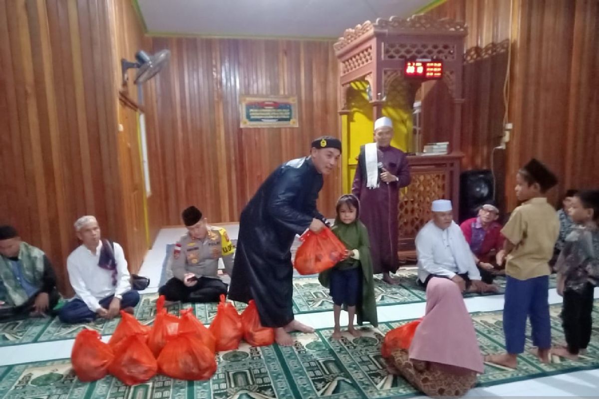 Wabup Kapuas Hulu santuni anak yatim piatu saat Safari Ramadhan