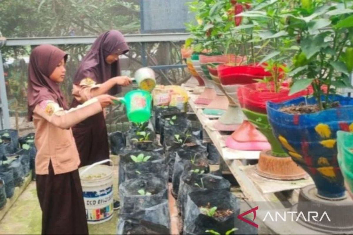 Pemkab Bekasi edukasi peduli lingkungan sekolah