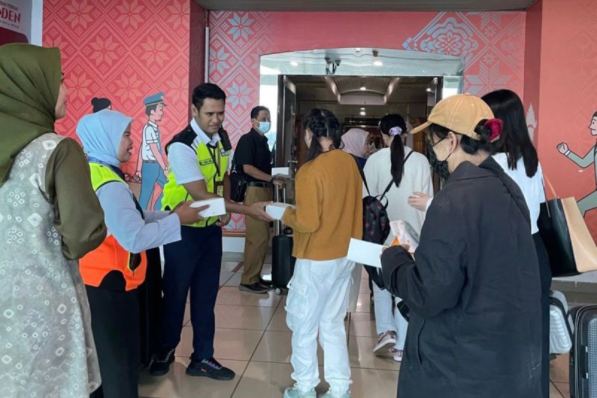Bandara SMB II Palembang bagikan takjil gratis ke penumpang