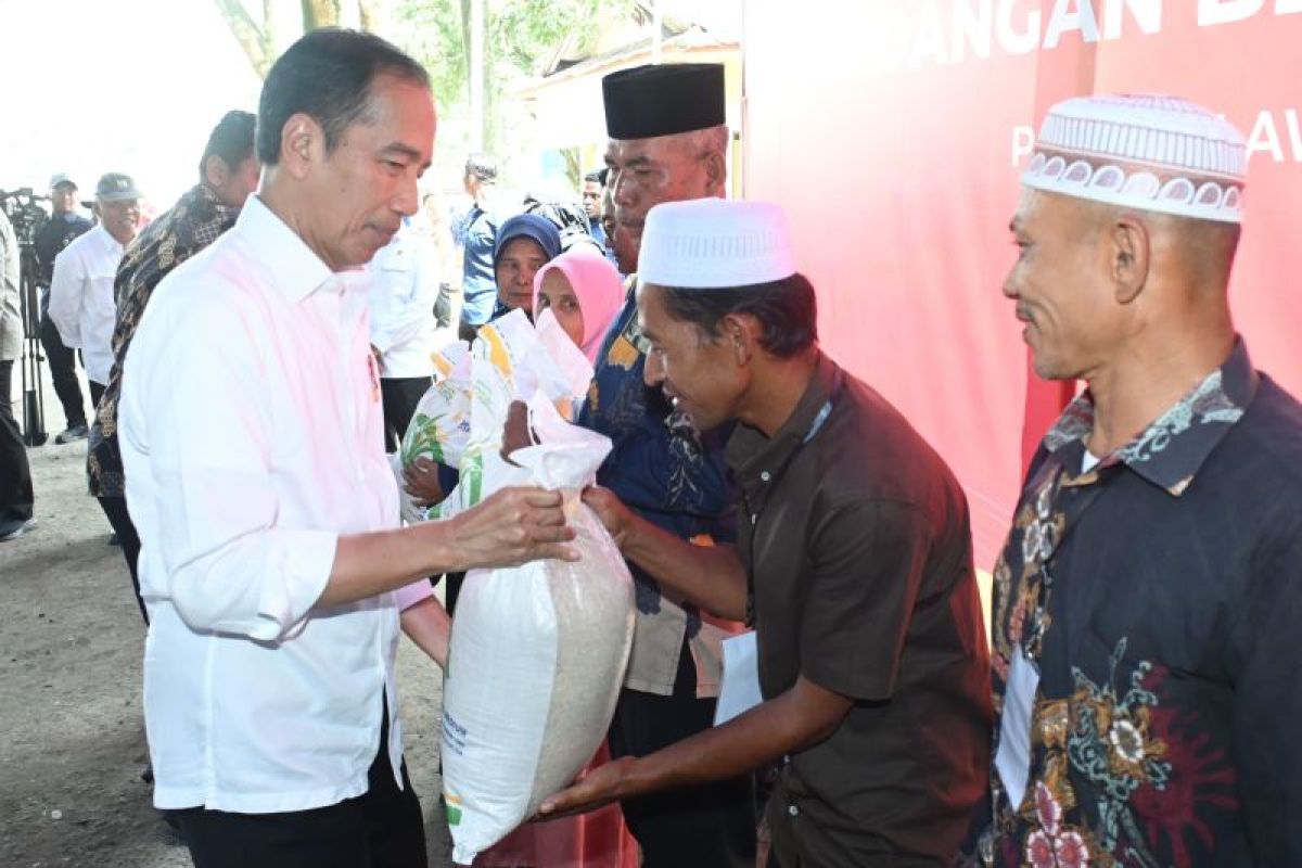 Presiden Jokowi bagikan bantuan pangan di Kabupaten Padang Lawas