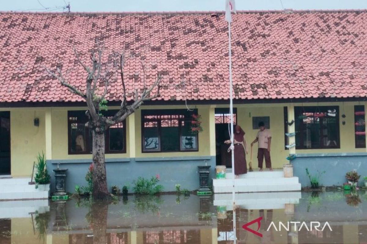Pemkab Batang rekomendasikan dua sekolah belajar daring karena banjir