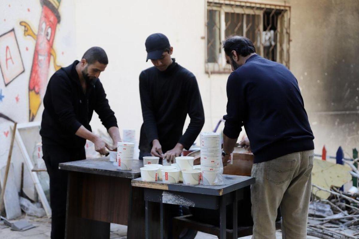 Sukarelawan siapkan makanan gratis untuk warga Gaza selama Ramadan