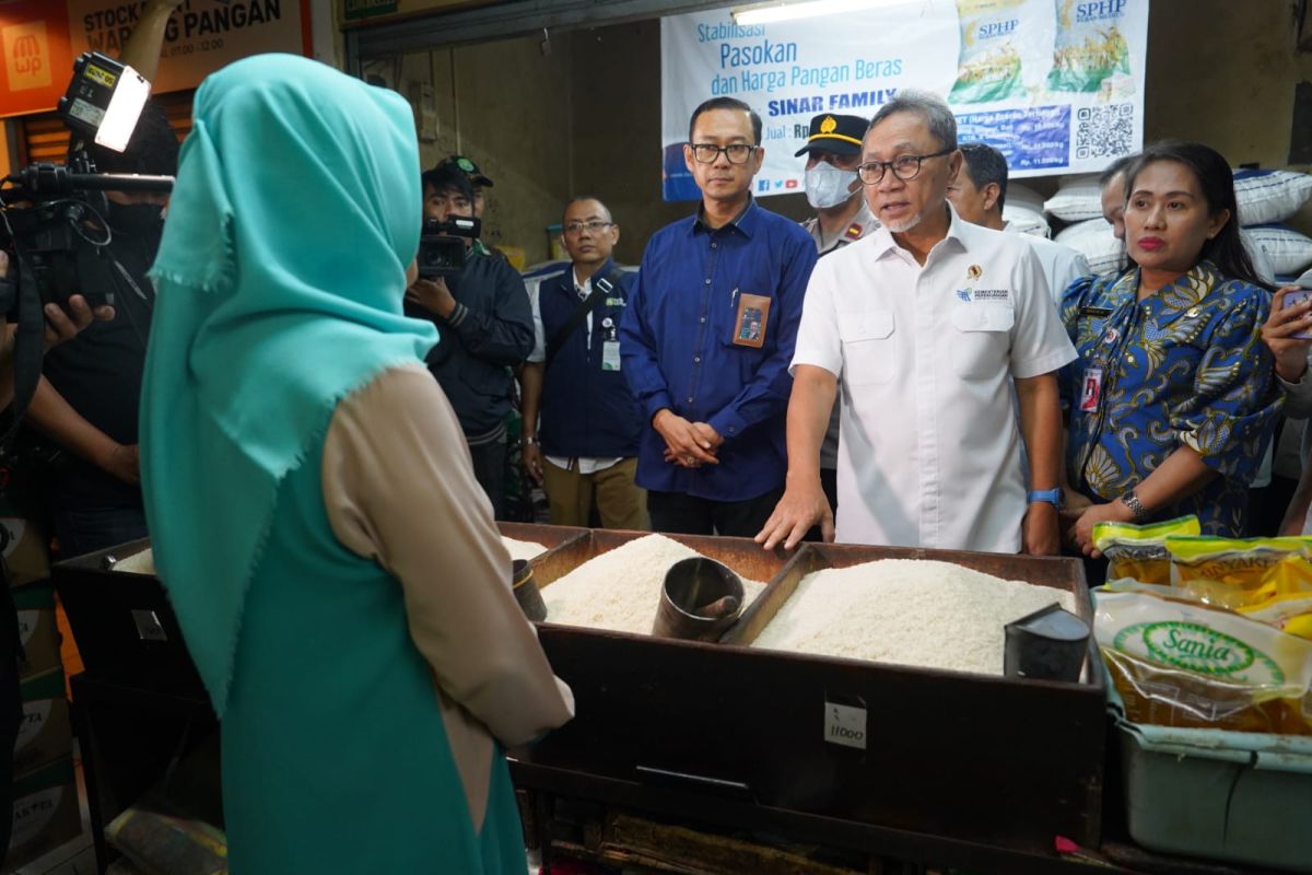 Mendag tinjau Pasar Keramat Jati pastikan ketersediaan bahan pokok