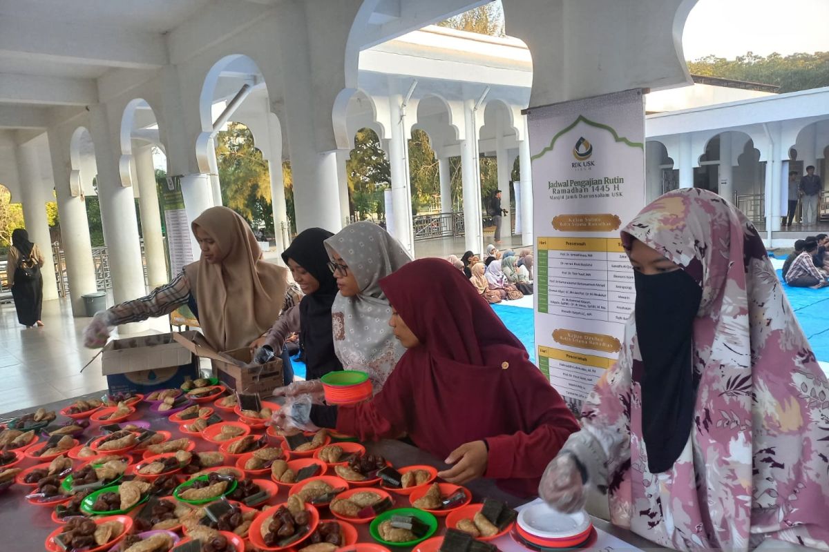 Masjid Jamik USK siapkan 1.300 takjil gratis selama Ramadhan berkat derma UEA