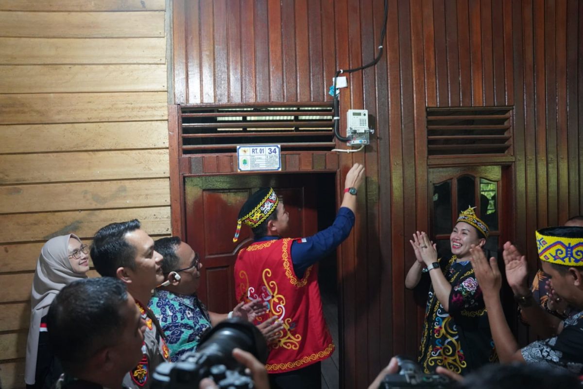 PLN nyalakan listrik enam desa di Kapuas Hulu, perbatasan Indonesia-Malaysia