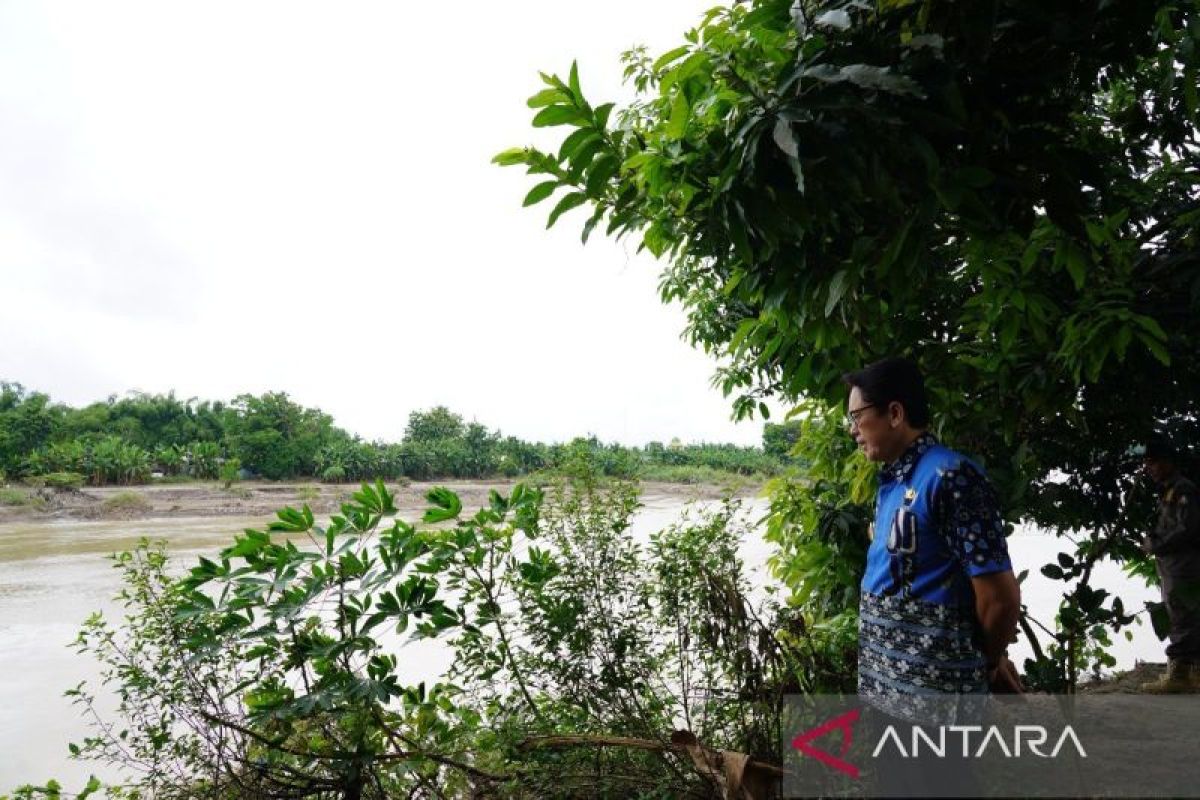 Pj Bupati Bojonegoro tinjau rumah terdampak longsor