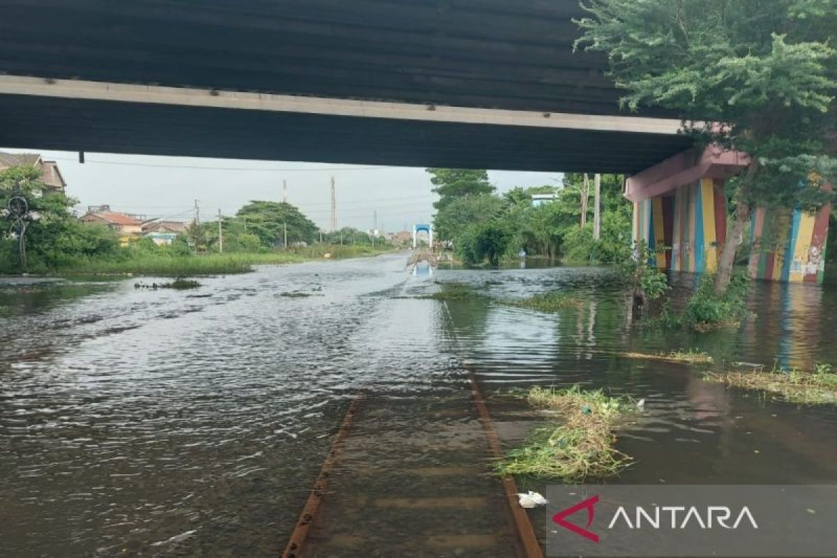 Rel dari Stasiun  Tawang hingga Alastua masih terendam banjir