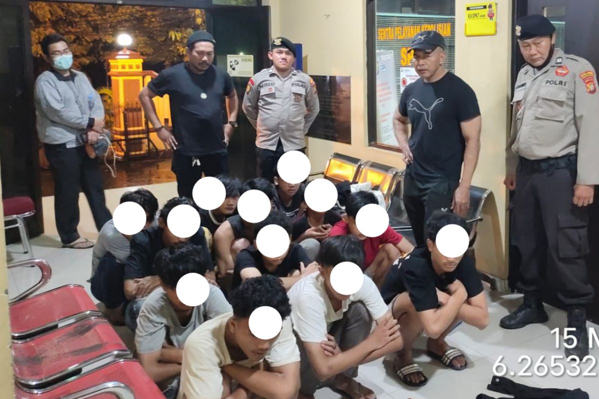 Tawuran sarung bawa belasan remaja ke kantor polisi