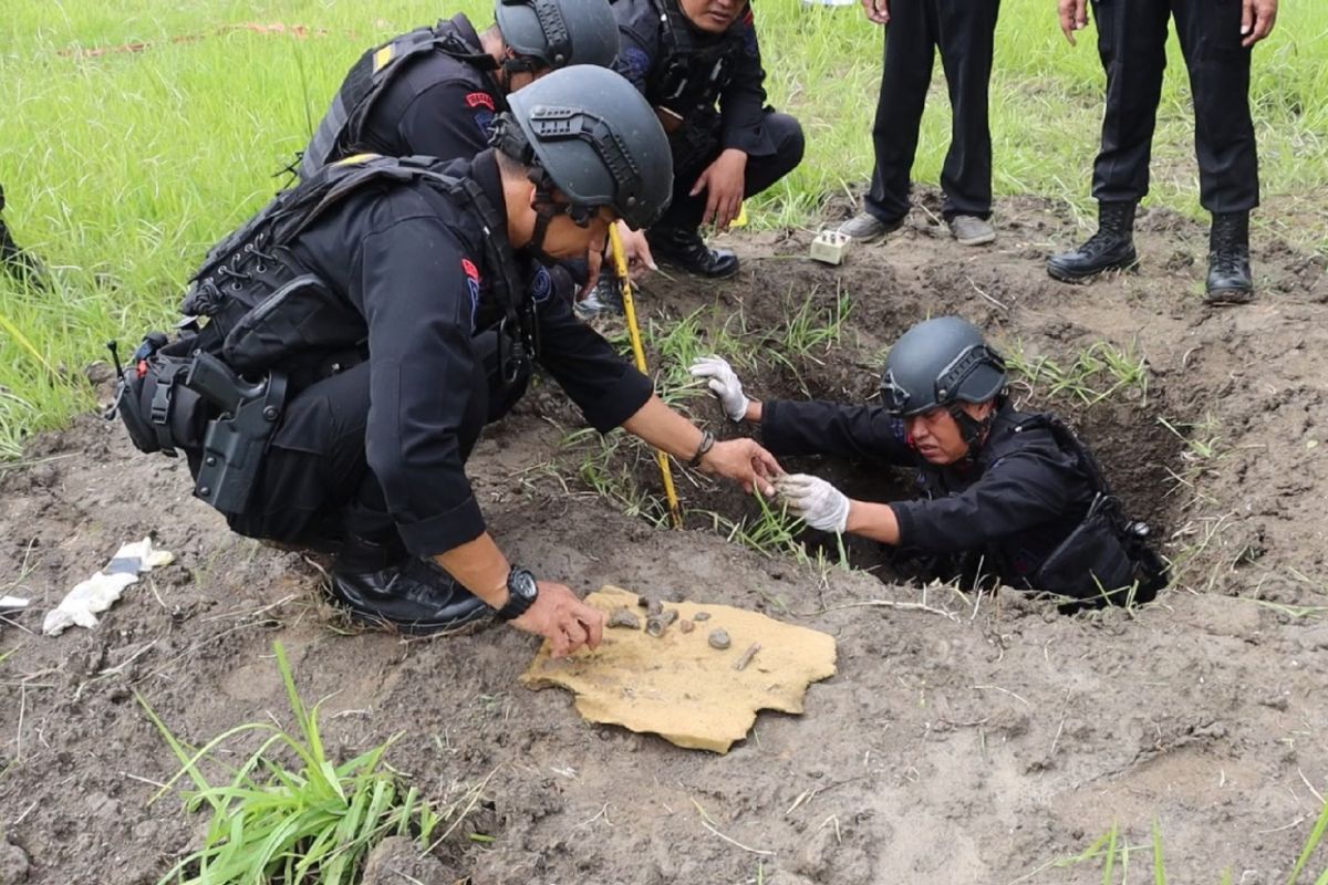 Polda DIY musnahkan granat aktif peninggalan Perang Dunia temuan warga di  Bantul