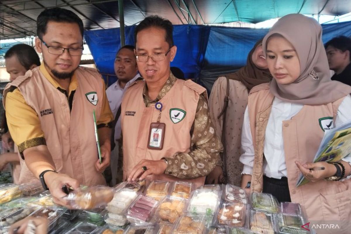 BPOM mengecek makanan takjil di Pasar Lemabang