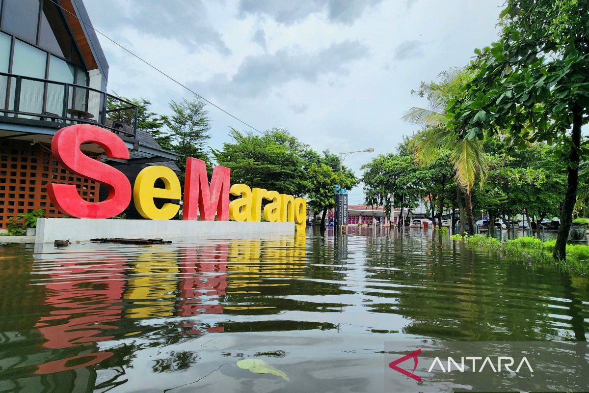 Semarang banjir, 3.271 penumpang kereta api batal berangkat