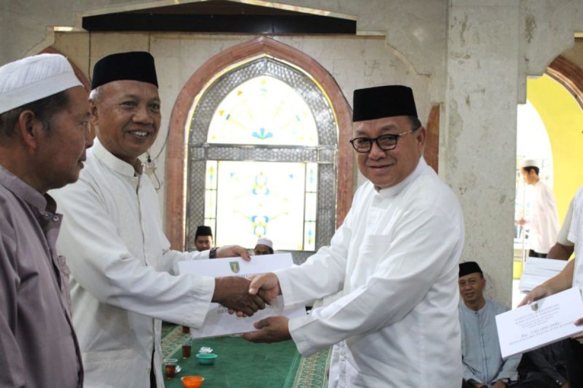 Badan pengelola masjid dan yayasan lima kecamatan terima dana hibah