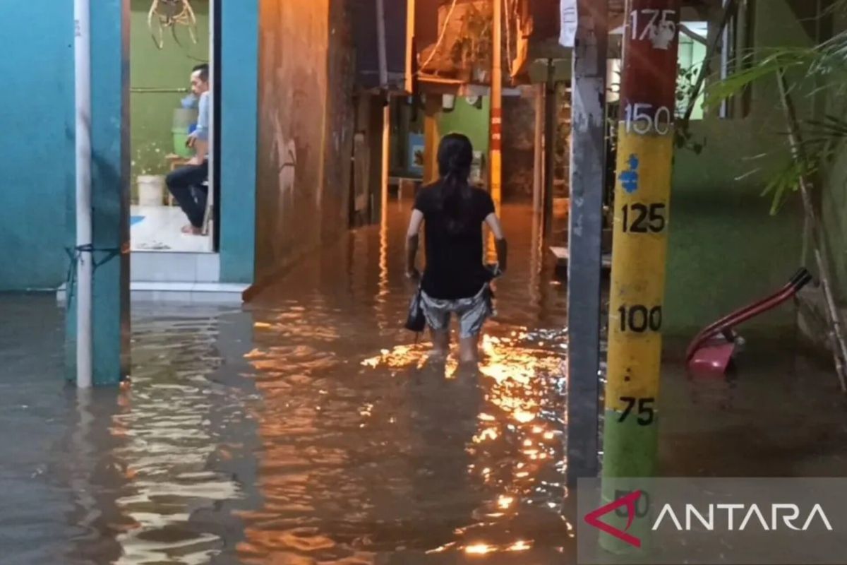 BPBD DKI mencatat 16 RT di Jakarta terendam banjir pada Jumat pagi