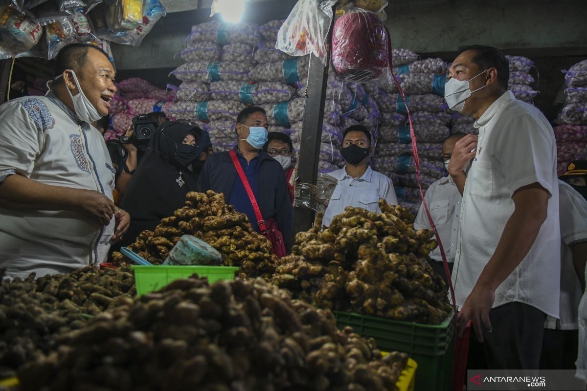 Mendag Zulkifli Hasan tinjau Pasar Kramat Jati pastikan ketersediaan bahan pokok