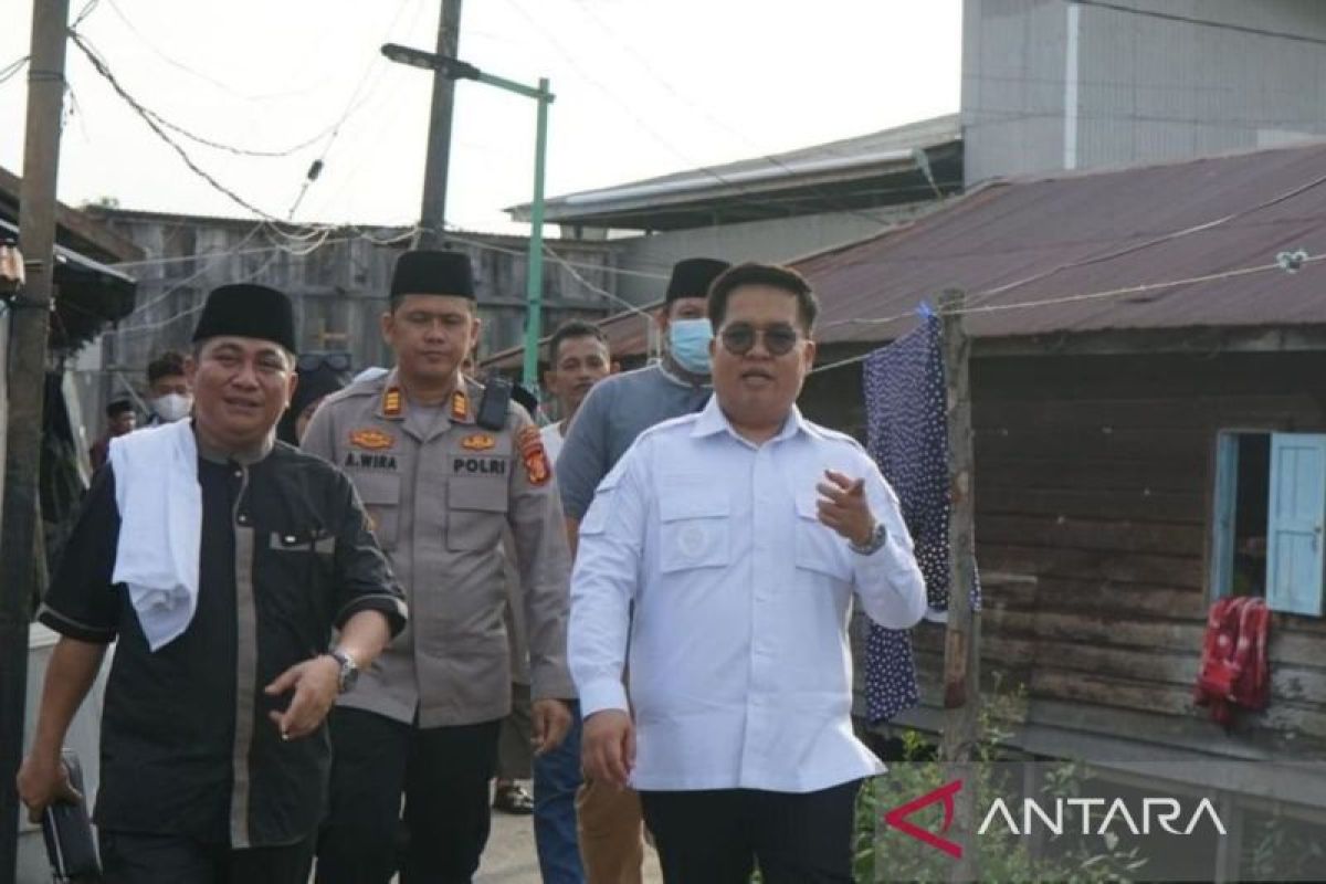 Wakil Bupati Kukar serahkan bantuan saat  Safari Ramadhan di Muara Pantuan