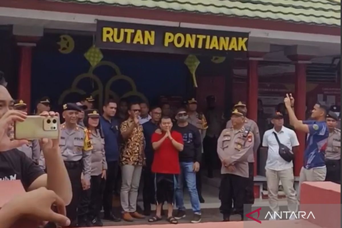 Ratusan buruh melakukan aksi damai di Kejari Pontianak