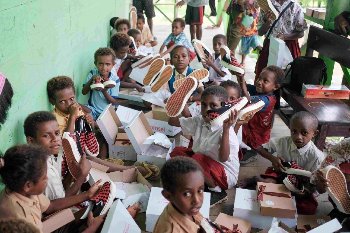 PT Telkomsel serahkan 275 pasang sepatu ke sekolah di Tanah Papua
