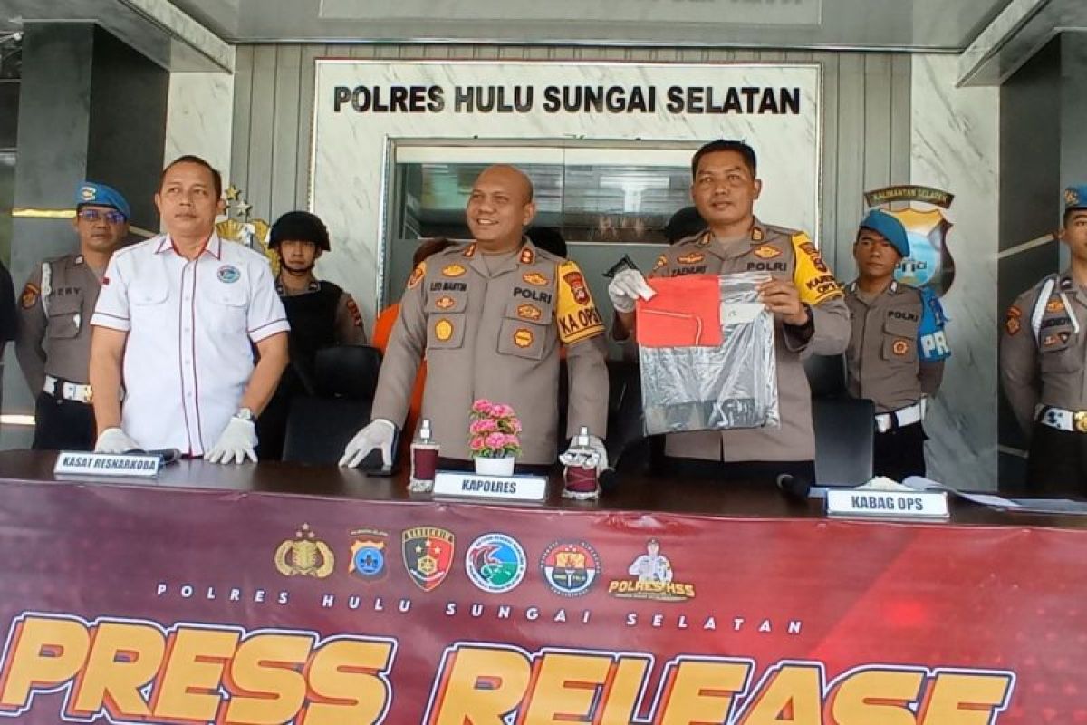 Kabur tabrak mobil polisi, dua pengedar narkoba dibekuk Polres HSS