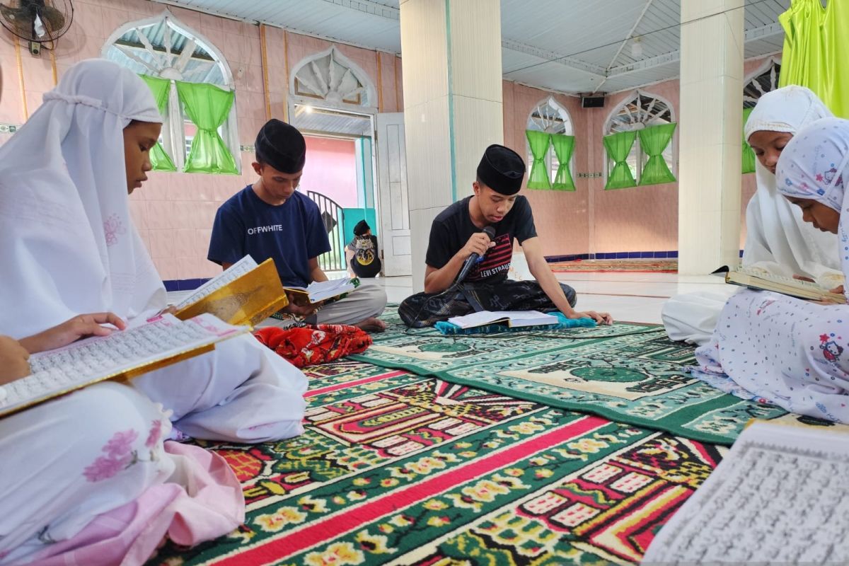 Seri Ramadhan - Remaja Biluhu ngabuburit dengan baca Al Quran di masjid