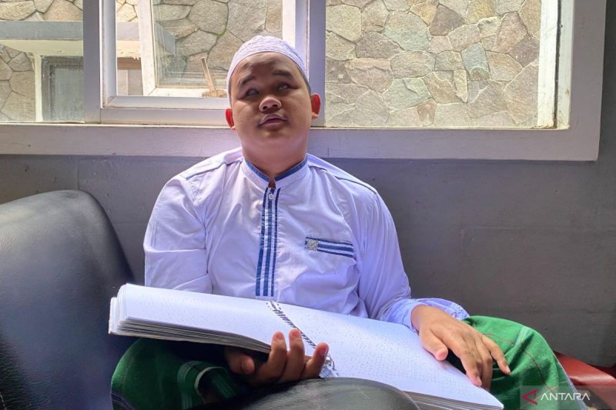 Tunanetra tak menghalanginya untuk belajar dan menghafal Al-Qur'an