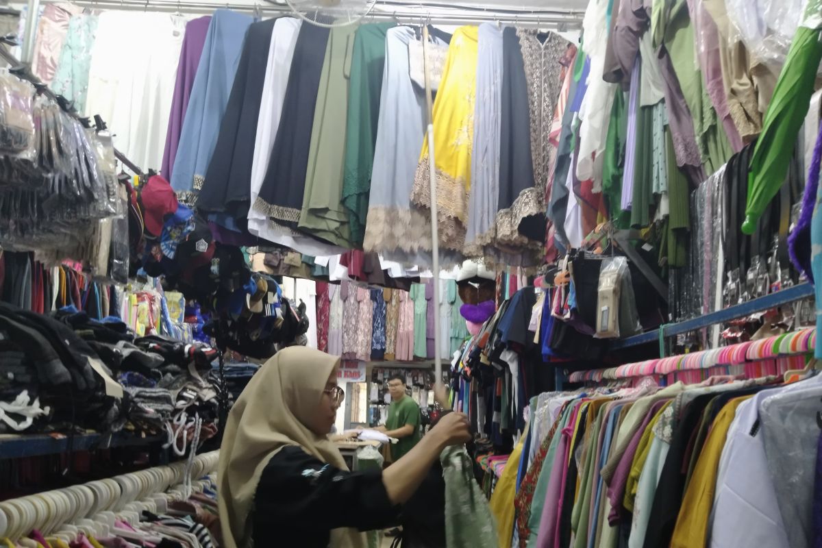 Masyarakat Pontianak mulai berburu baju lebaran di pasar tradisional