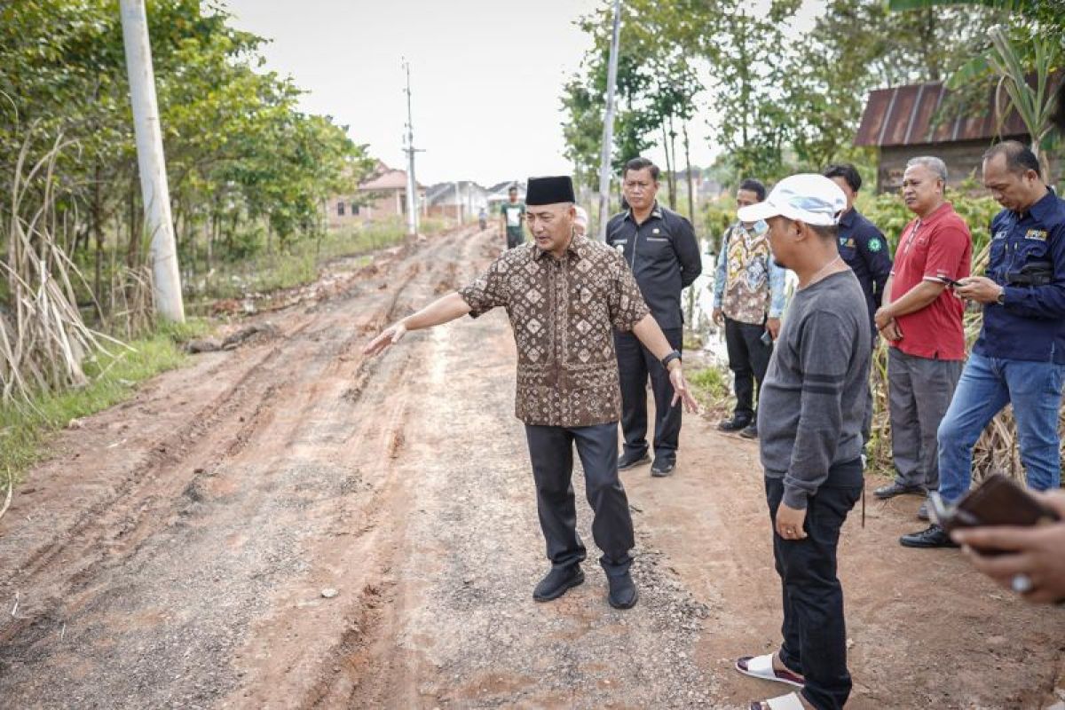 Jalan rusak, Pj Bupati Muba langsung kirimkan alat berat