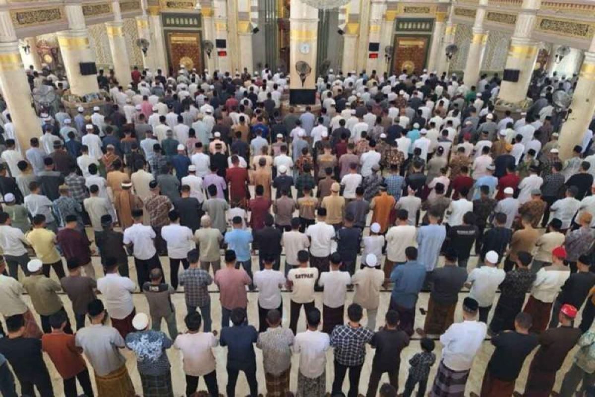 Jamaah shalat jumat perdana Ramadhan di Aceh Timur membeludak