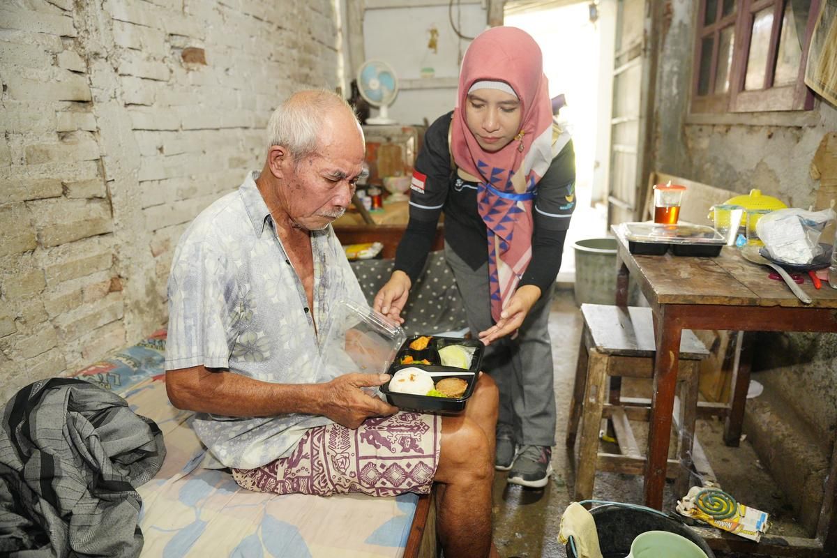 Pemkab Ngawi salurkan bantuan permakanan bagi 2.200 lansia-disabilitas