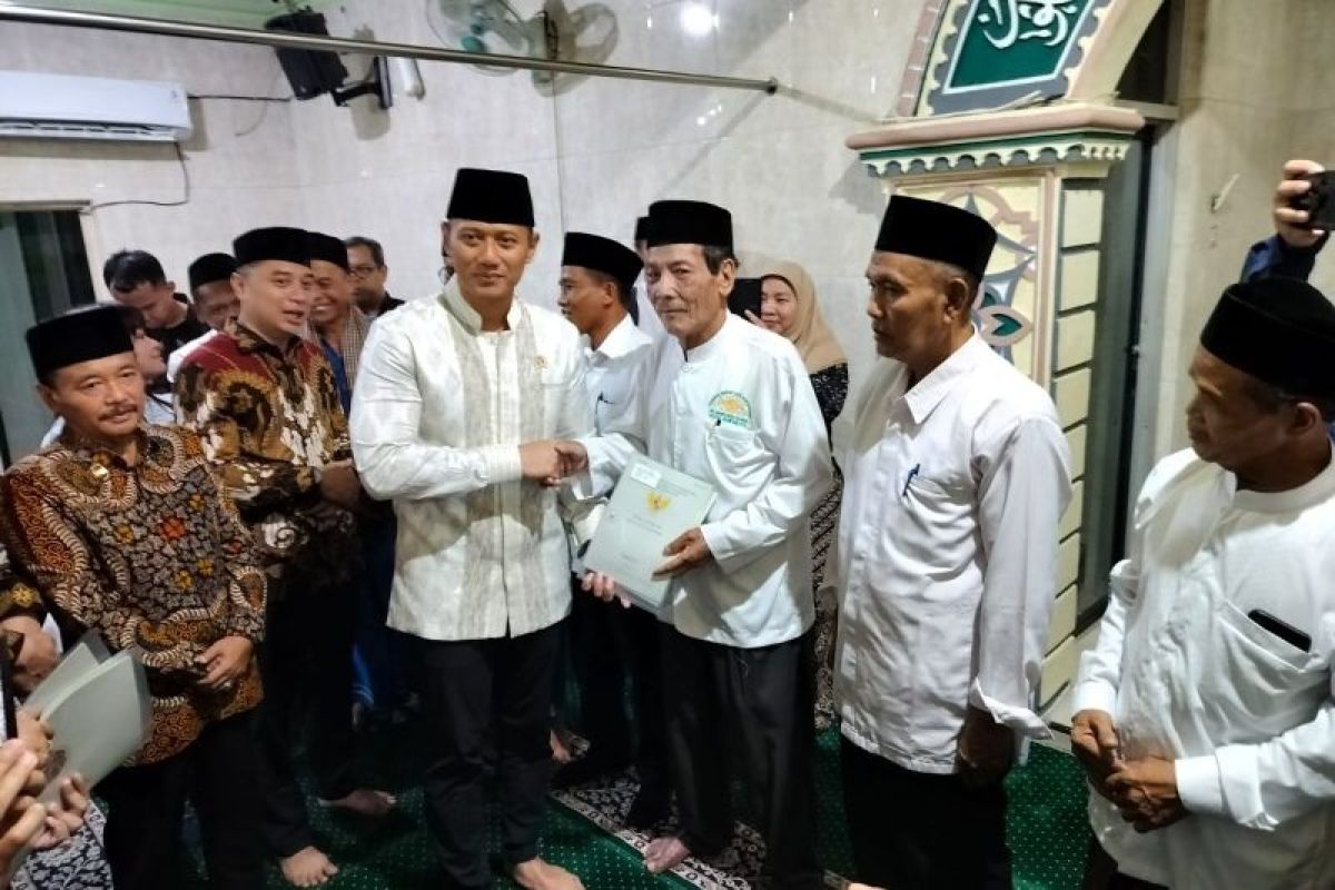 Menteri AHY bagikan sertifikat tanah di Surabaya