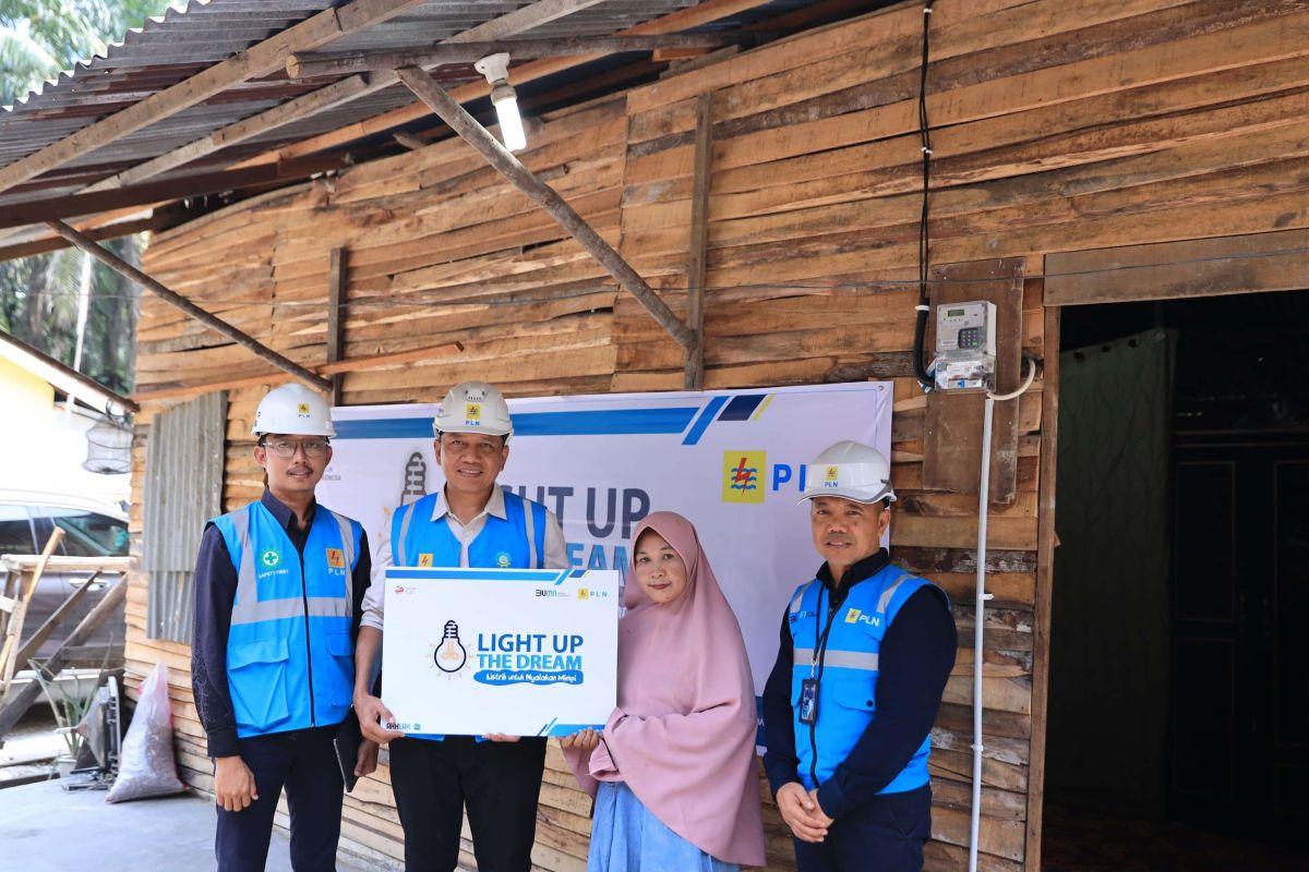 PLN Riau dan Kepri bantu 67 KK miskin sambungan listrik gratis