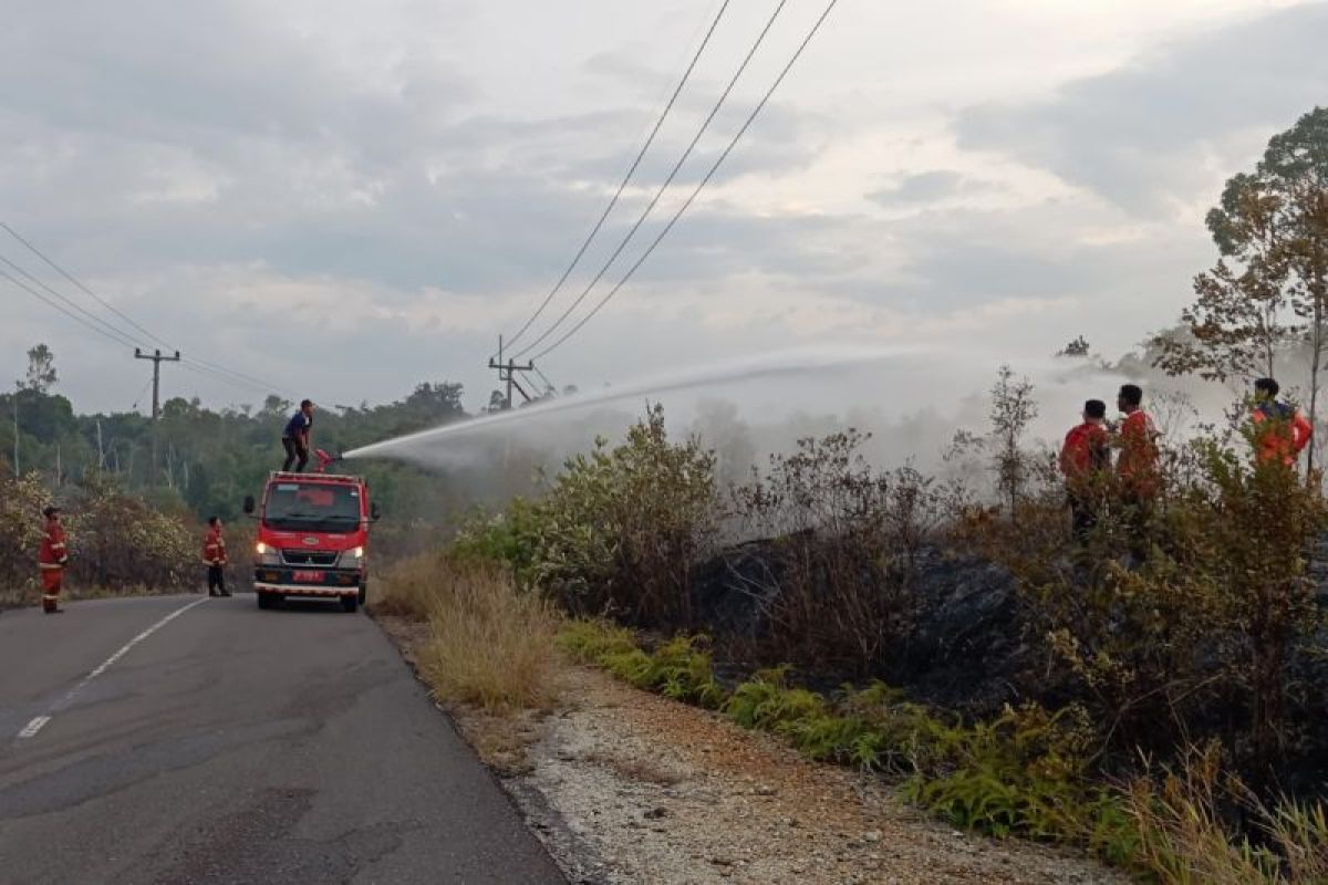 Tim pemadam Natuna padamkan kebakaran lahan milik masyarakat