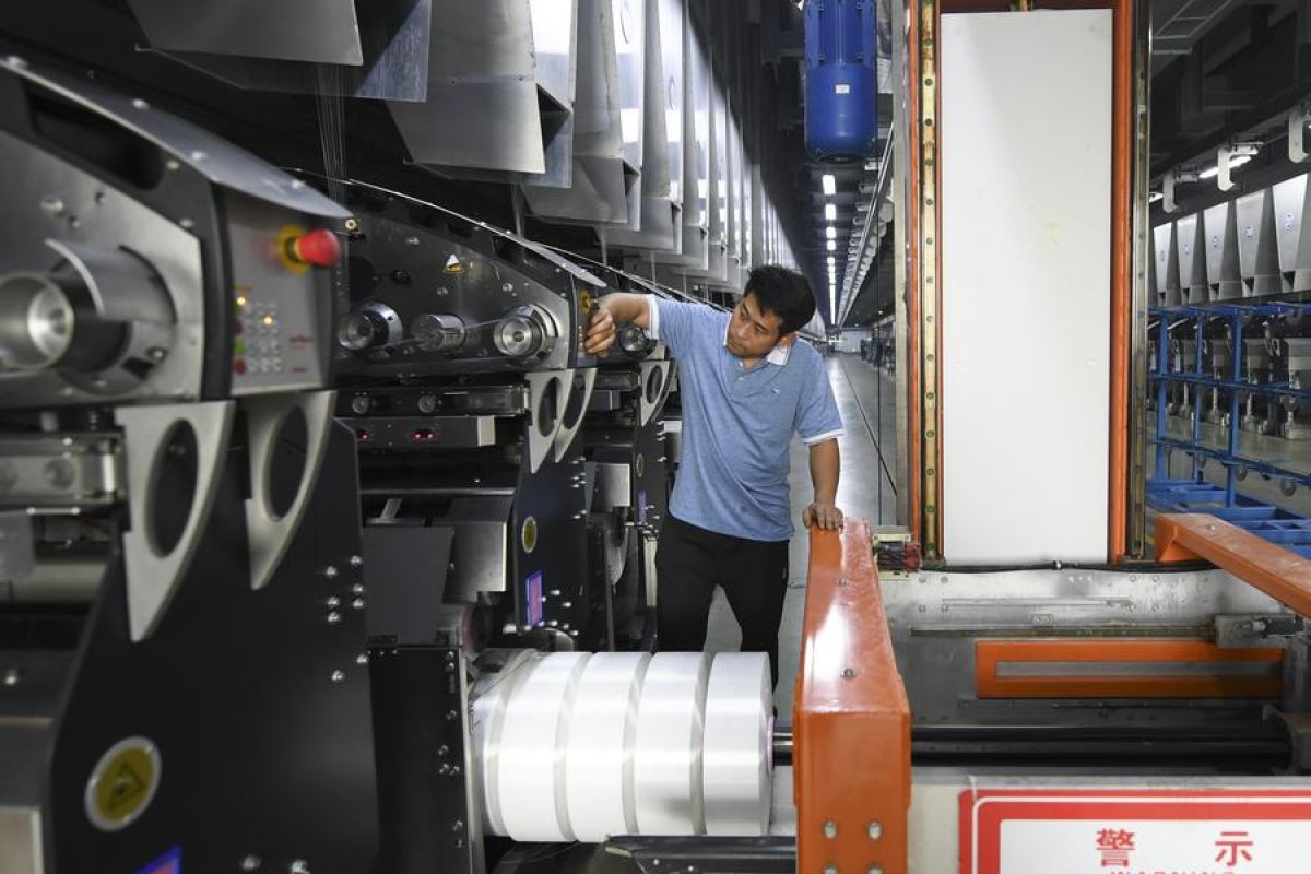Menilik aktivitas produksi di perusahaan tekstil Zhejiang, China