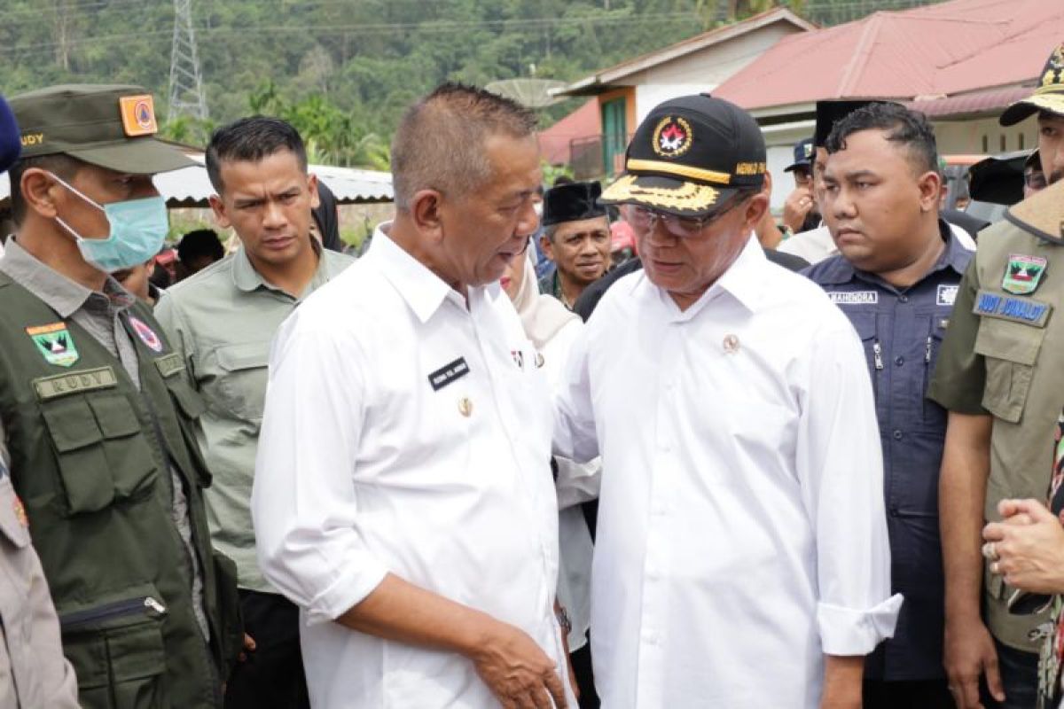 Sukses tangani bencana, Menko PMK terima kasih ke Bupati Pesisir Selatan