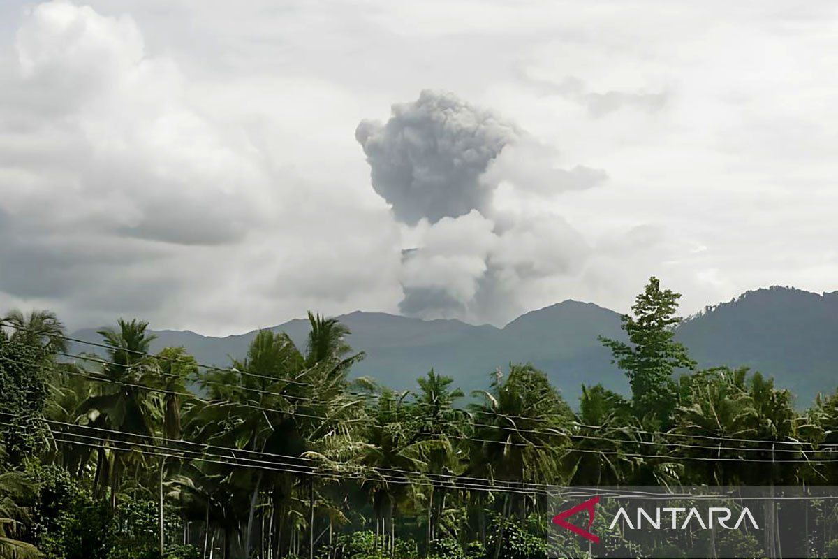 Gunung Dukono muntahkan abu vulkanik setinggi 1,5 kilometer