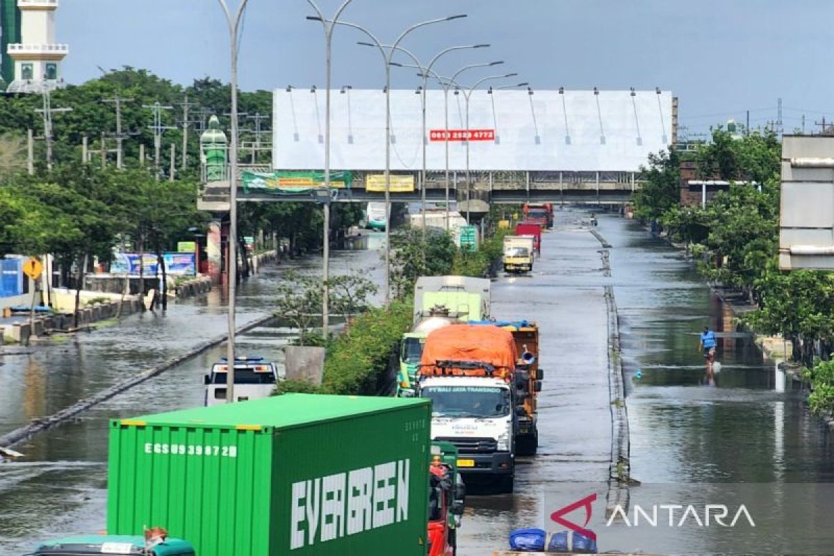 Banjir surut, Jalur Pantura Kaligawe Semarang, Jateng, mulai bisa dilewati kendaraan