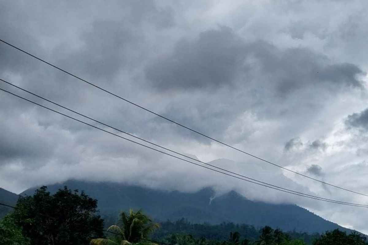 PVMBG imbau warga tak bermalam di area kawah aktif Gunung Lewotobi