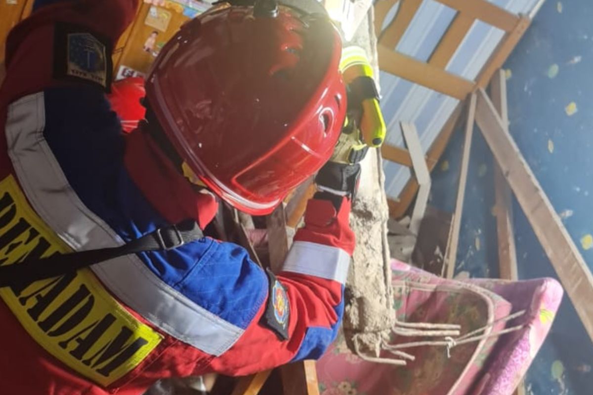 Gulkarmat evakuasi korban bangunan roboh di Jaksel